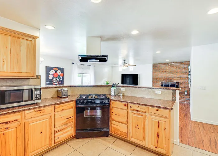 Private Pool & Patio: Near Arts Center! Mesa