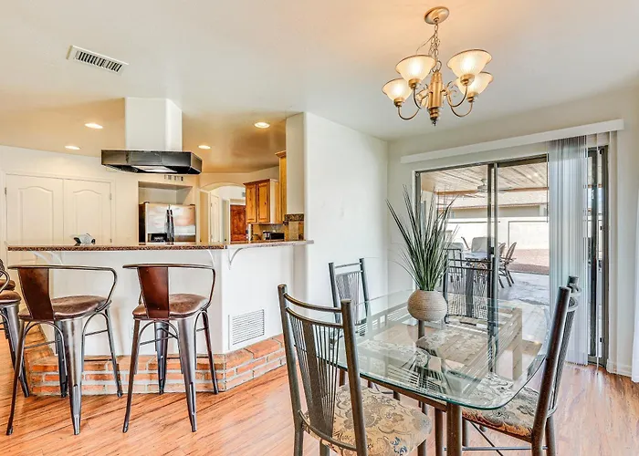 Private Pool & Patio: Near Arts Center! Holiday home