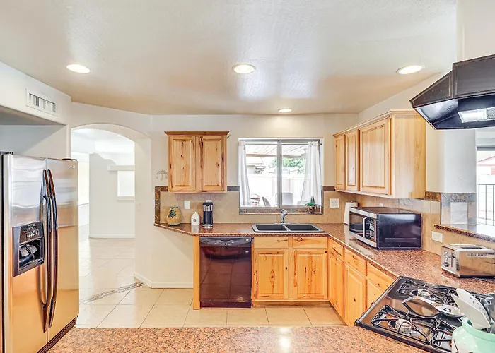 Private Pool & Patio: Near Arts Center! Mesa