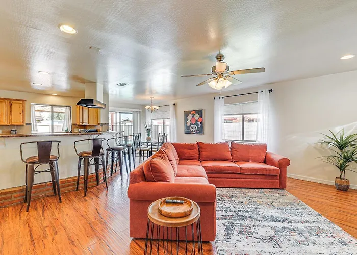 Private Pool & Patio: Near Arts Center! *