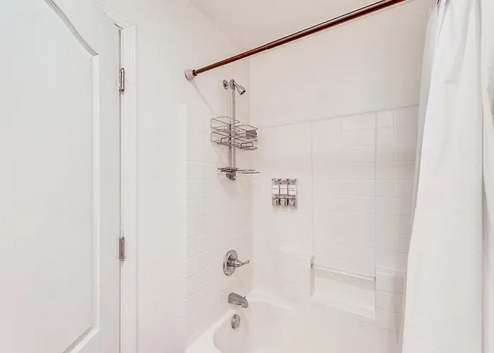 Private Pool & Patio: Near Arts Center! Holiday home