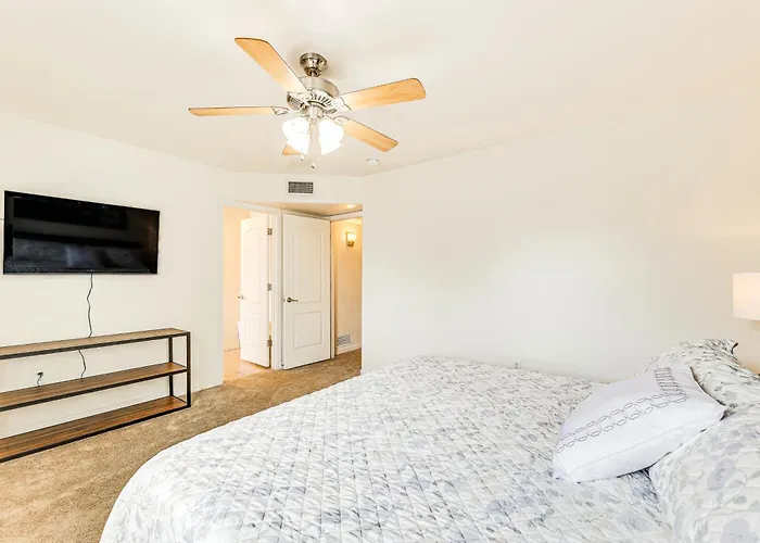 Holiday home Private Pool & Patio: Near Arts Center!
