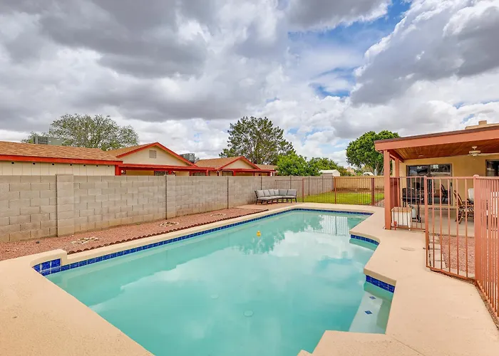Private Pool & Patio: Near Arts Center! Holiday home