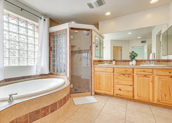 Holiday home Private Pool & Patio: Near Arts Center!
