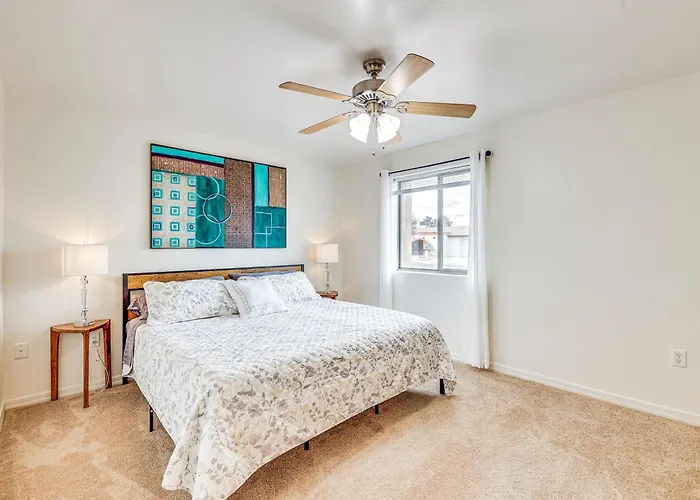 Holiday home Private Pool & Patio: Near Arts Center! *