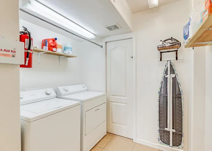 Private Pool & Patio: Near Arts Center! Holiday home