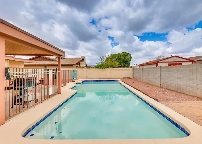 Private Pool & Patio: Near Arts Center! *