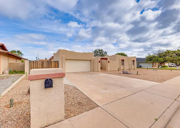 Private Pool & Patio: Near Arts Center! Holiday home
