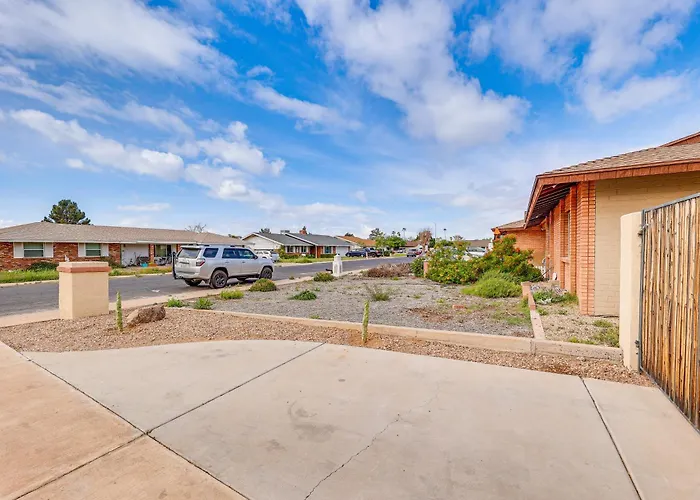 Private Pool & Patio: Near Arts Center!