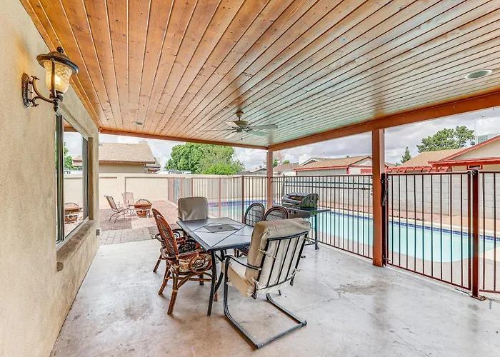 Private Pool & Patio: Near Arts Center! *