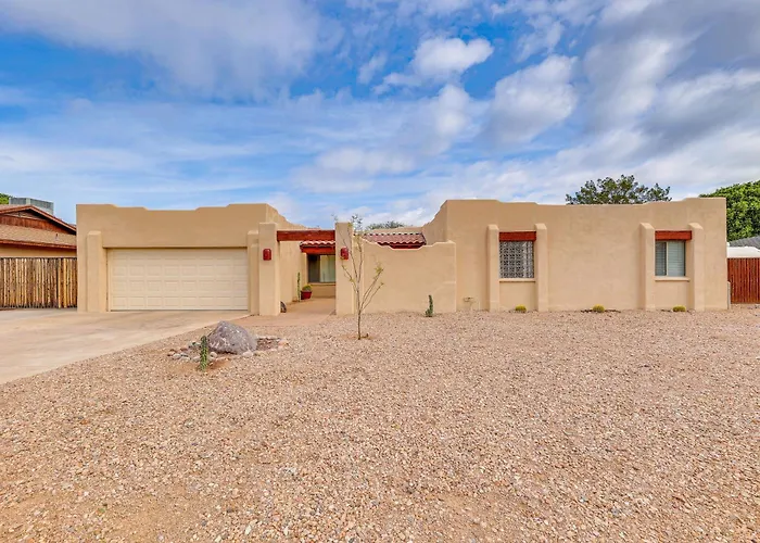 Holiday home Private Pool & Patio: Near Arts Center!