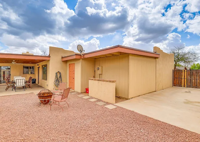 Private Pool & Patio: Near Arts Center!
